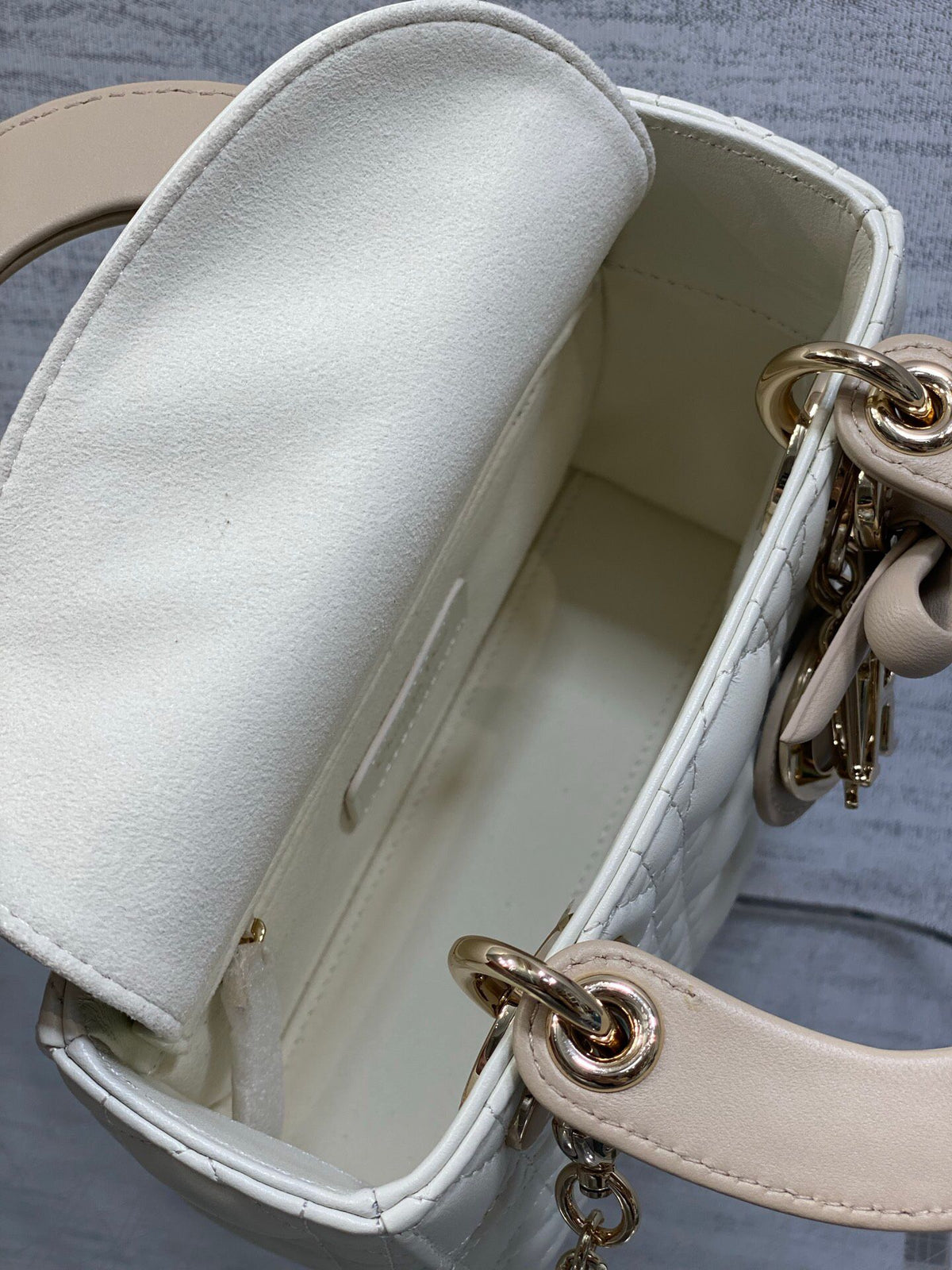 Classic Lady's latest bow-tie Princess Diana bag. A must-have three-compartment bag for everyone. Charming, elegant and full of aura. It is also full of femininity when carried cross-body. Classic fashion style. This beautiful bag is available on Instagra