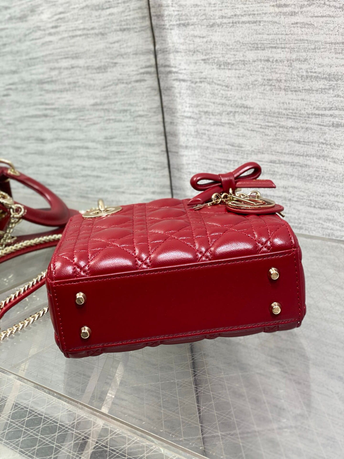 Cherry red in stock Classic Lady's latest bow-tie Princess Diana bag. A must-have three-compartment bag for everyone. Charming, elegant and full of aura. It is also full of femininity when carried cross-body. Classic fashion style. This beautiful bag is