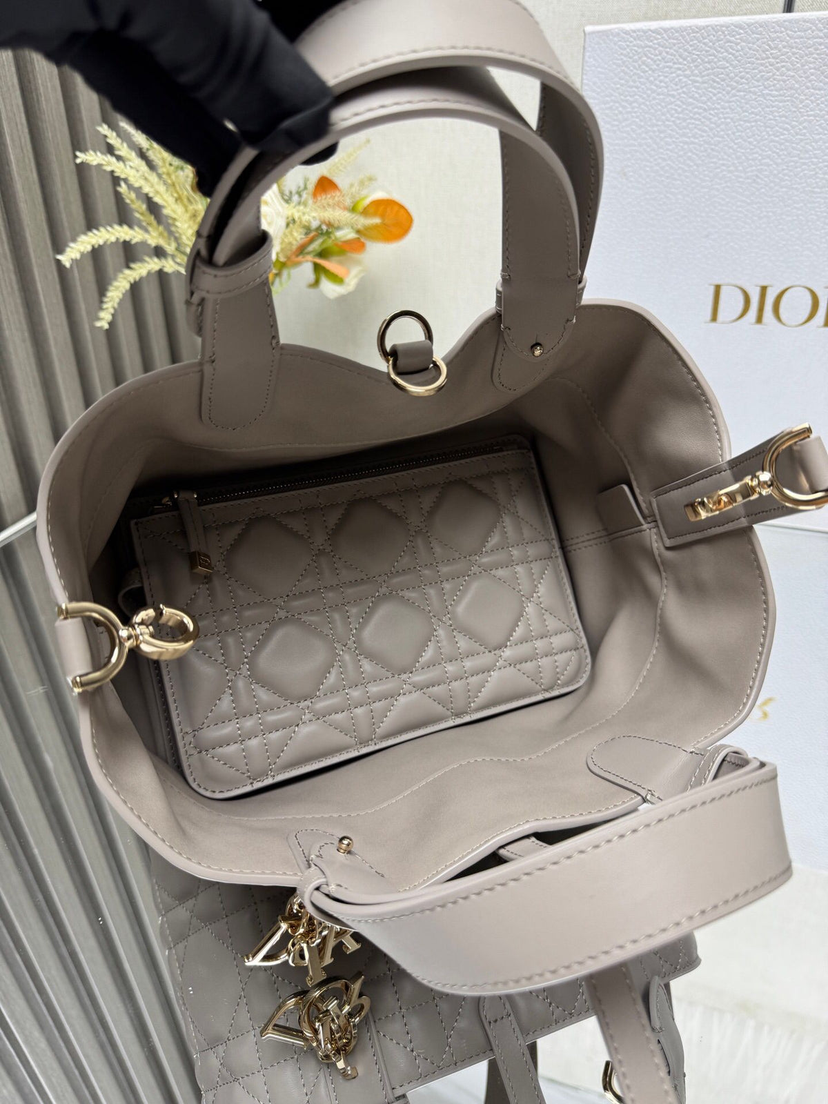 New Color TOUJOURS Handbag [New Color Gray Small]