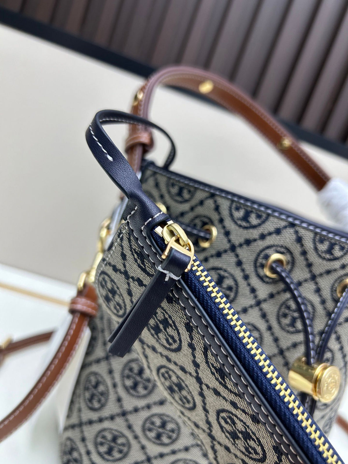 Batch 350 new medium-sized bucket bag TORY BURCH T MONOGRAM vintage jacquard crossbody bucket bag size 17.9x21.2x11.7cm