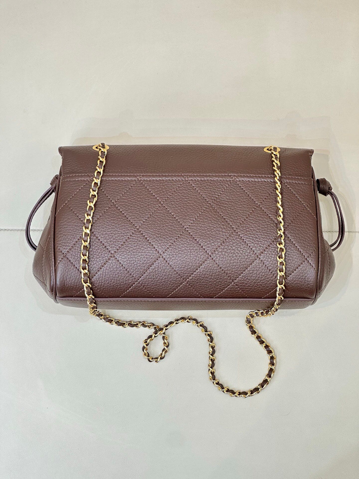 Coffee color. Dark coffee color has a sense of low-key luxury. When paired with neutral colors, it can instantly enhance the overall texture. It is especially suitable for workplace or dating situations. Pair it with metal accessories to look more sophist