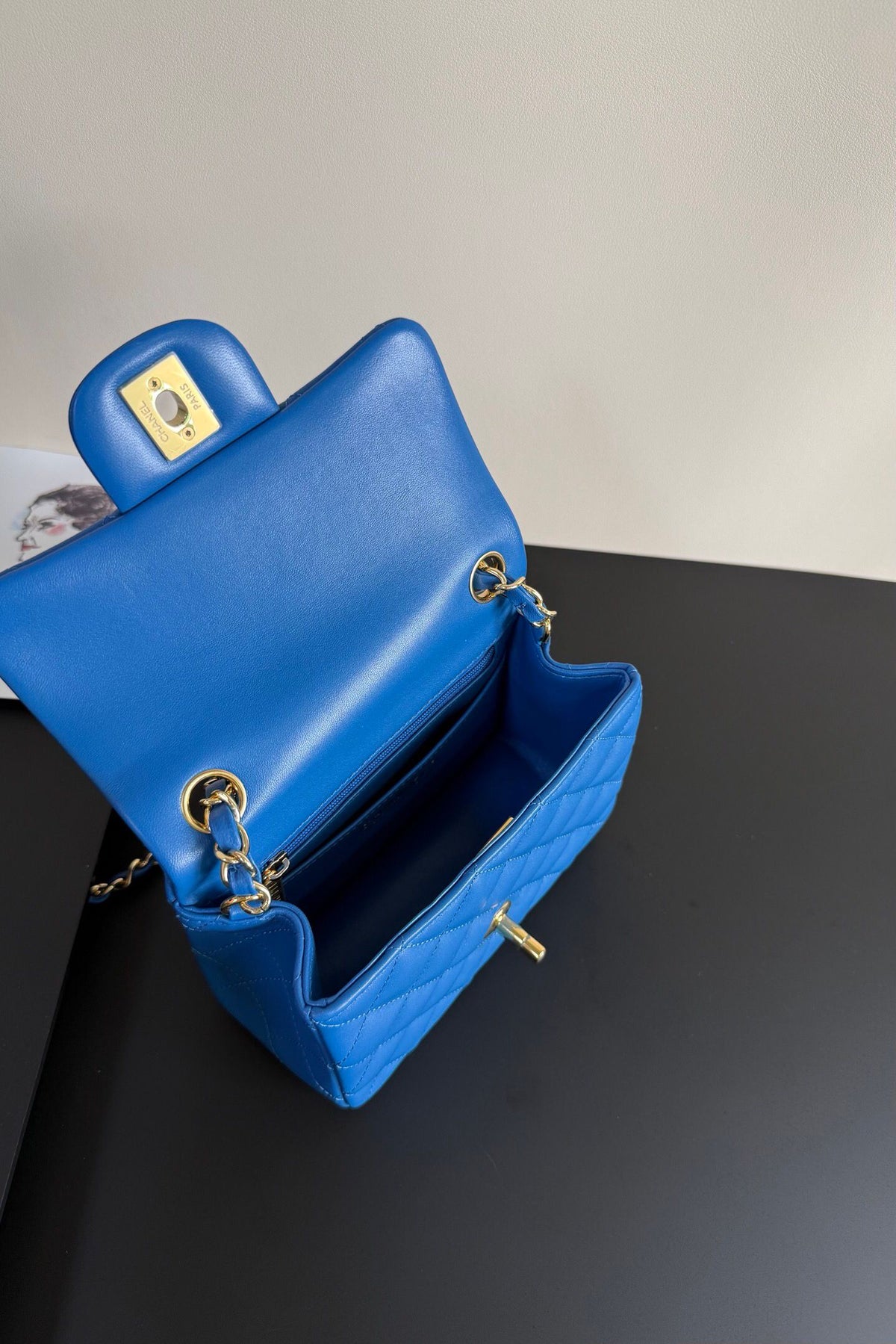 Electric Blue Classic Flap Classic Cf Square Fatty is back in stock. It is exquisite and durable. It is a timeless style that can be matched with anything.