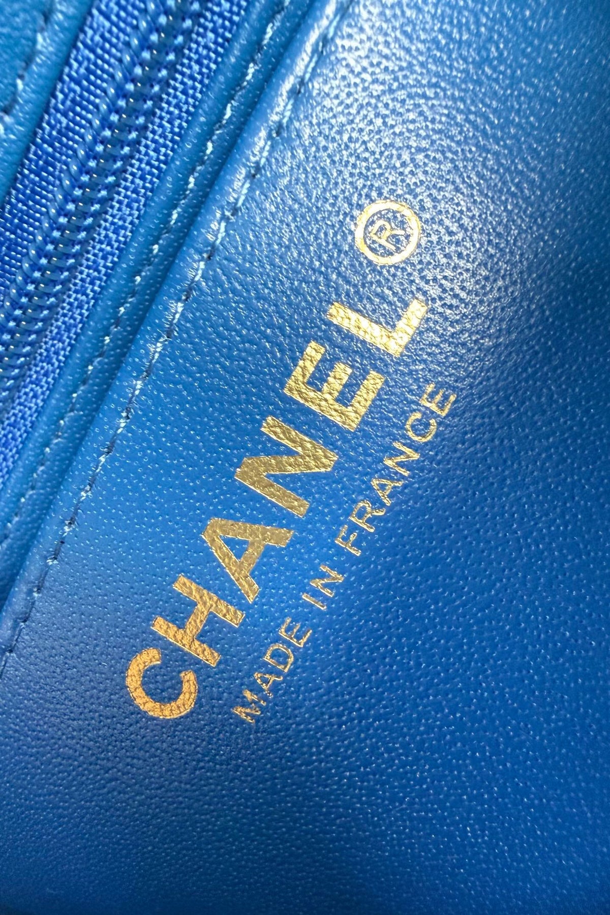 Electric Blue Classic Flap Classic Cf Square Fatty is back in stock. It is exquisite and durable. It is a timeless style that can be matched with anything.