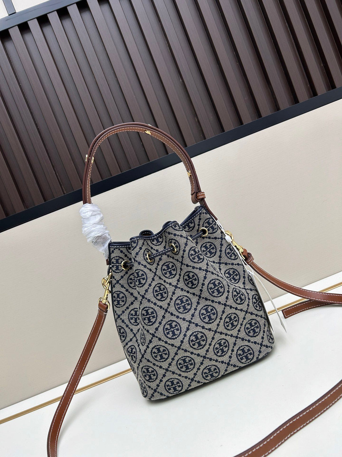 Batch 350 new medium-sized bucket bag TORY BURCH T MONOGRAM vintage jacquard crossbody bucket bag size 17.9x21.2x11.7cm