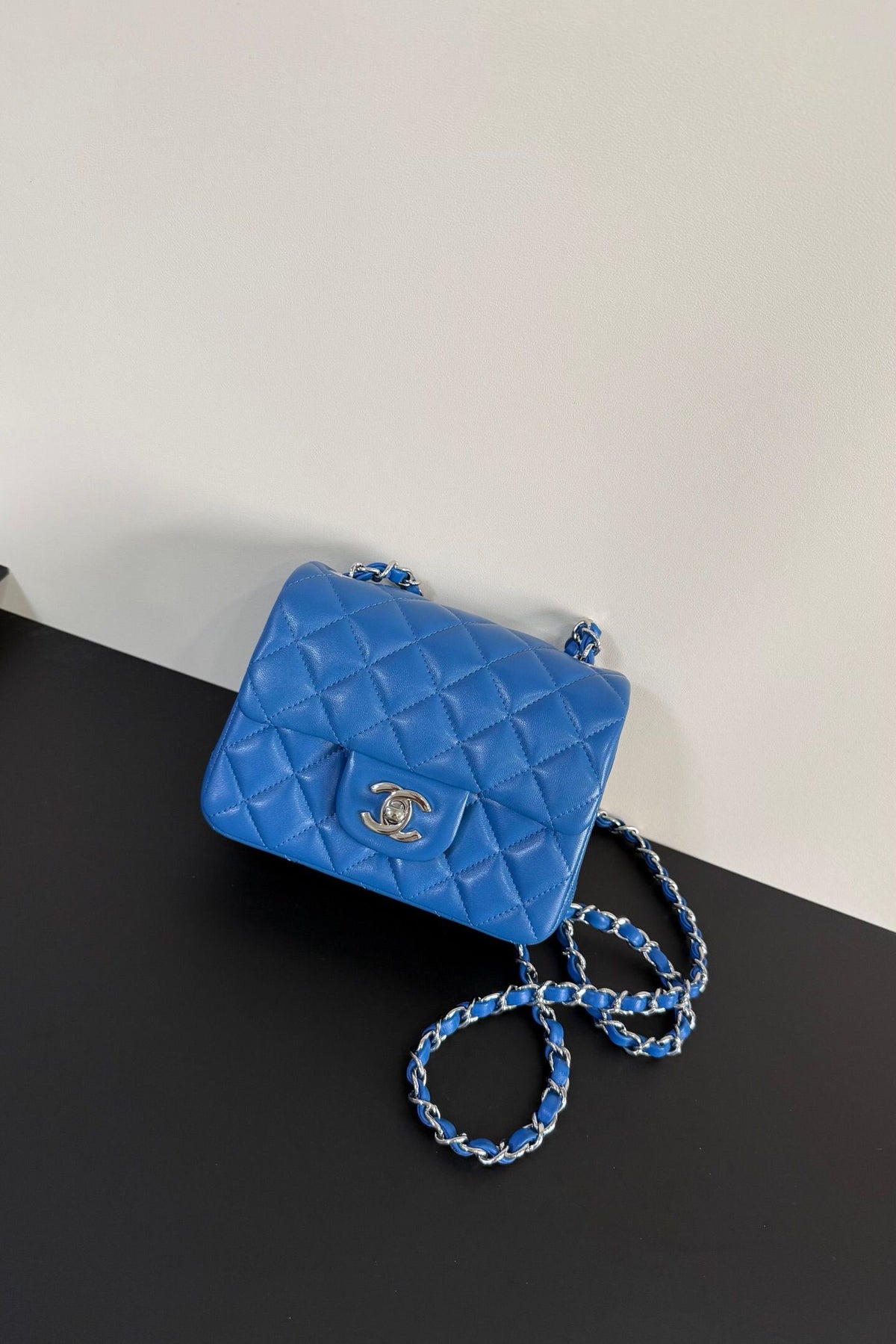 Electric Blue Classic Flap Classic Cf Square Fatty is back in stock. It is exquisite and durable. It is a timeless style that can be matched with anything.