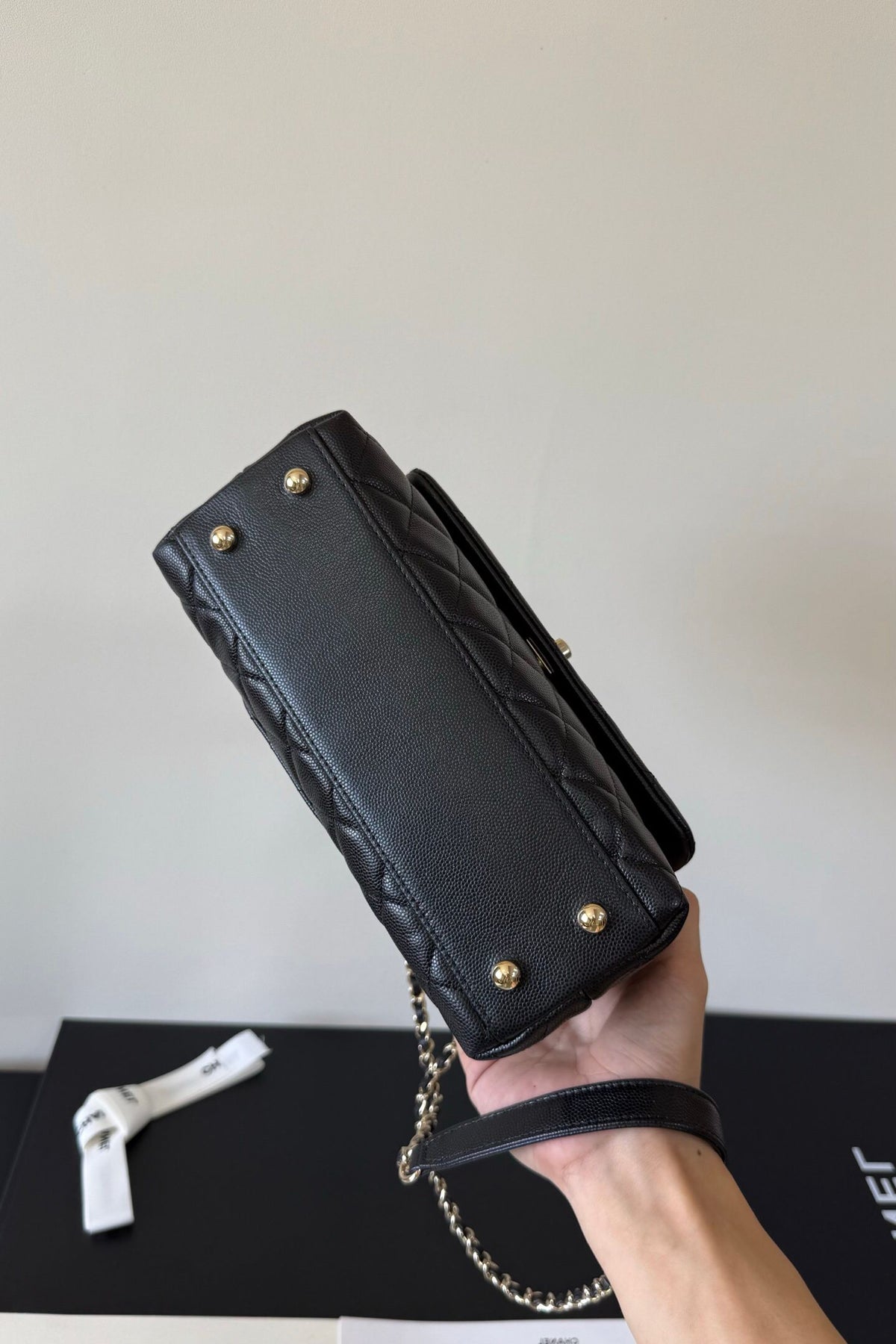 A186Coco handle top flip single shoulder chain handle bag, detachable shoulder strap, original cowhide soft to the touch, full copper hardware, size, small size 23cm1080