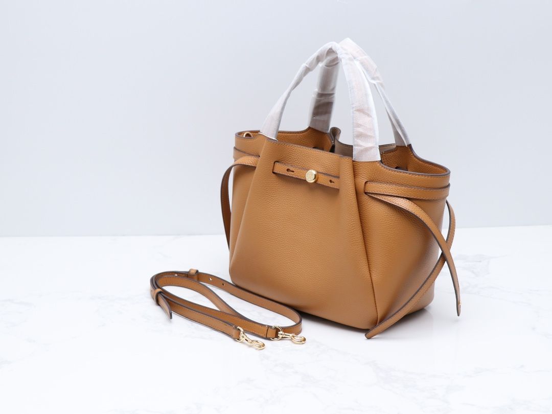 Purchasing Quality 420 Latest Tory Brunch Little Xiaomi Tote Bag Made of Soft Pebble Leather with a Soft Waist silhouette, It is the Ultimate Daily Handbag. Lightweight, spacious interior with deep pockets, thin waistband, and our brand new button logo