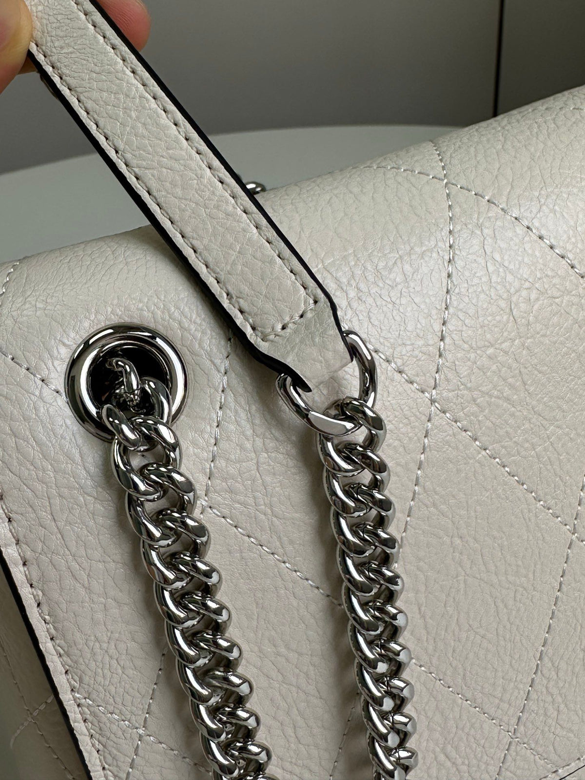 Number 1519 Tory Burch new model, you really understand girls, right? The diamond grid pattern comes with a gentle filter, and the silver chain adds a touch of sharpness. The back is effortless and exquisite. It can be worn all year round. White moonlight