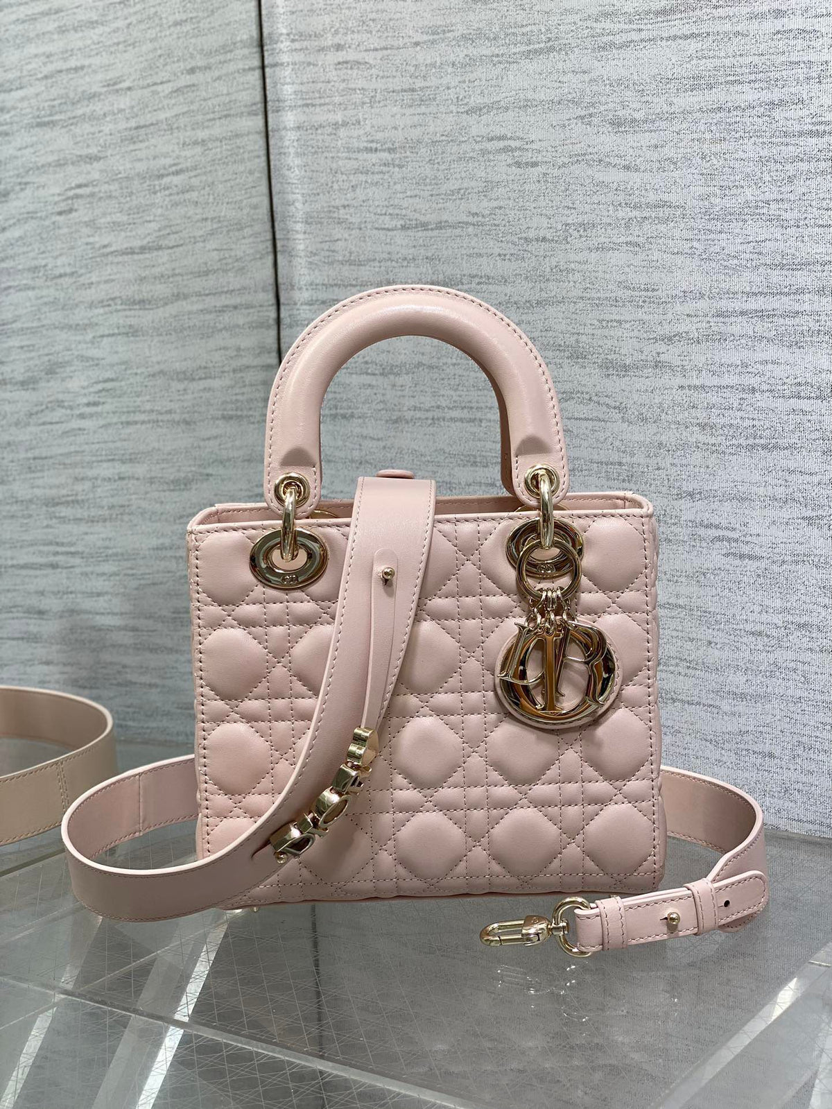 Rouge powder is in stock. Sheepskin Bing is smart, dazzling and bold. The visual impact of science fiction is so shocking. The pearlescent effect on the whole bag is like a laser. It is as stunning as a rainbow. It is more powerful when paired with silver