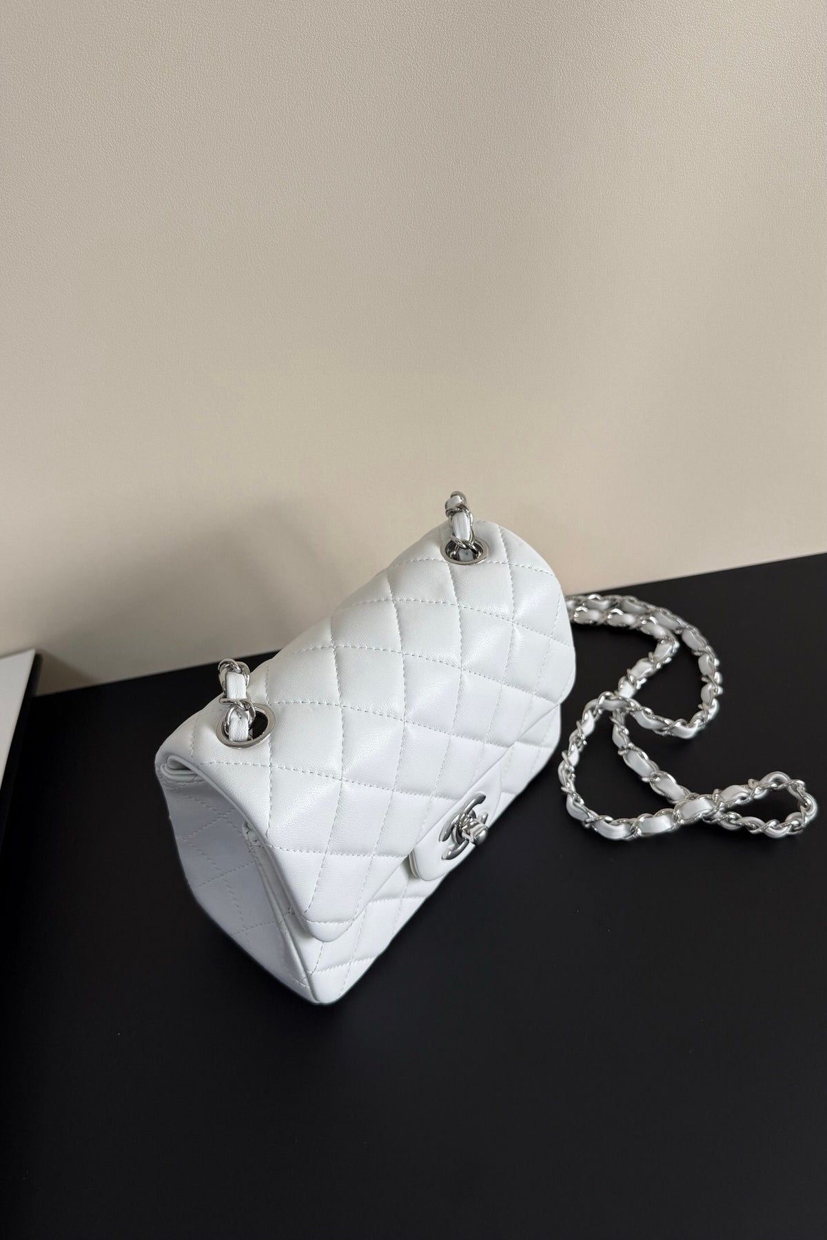 White silver buckle Classic Flap classic Cf square fat return is exquisite and durable, a timeless style that can be matched with anything