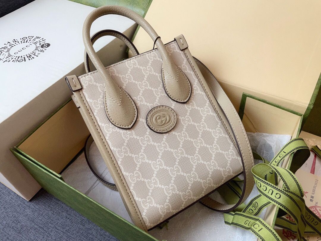 The highest version of the original factory top of the line original single with a full set of packaging Gucci bag GG Retro mini tote exploded. This mini tote is very fortunate to be the first one on the whole network to get this bag. It is completely