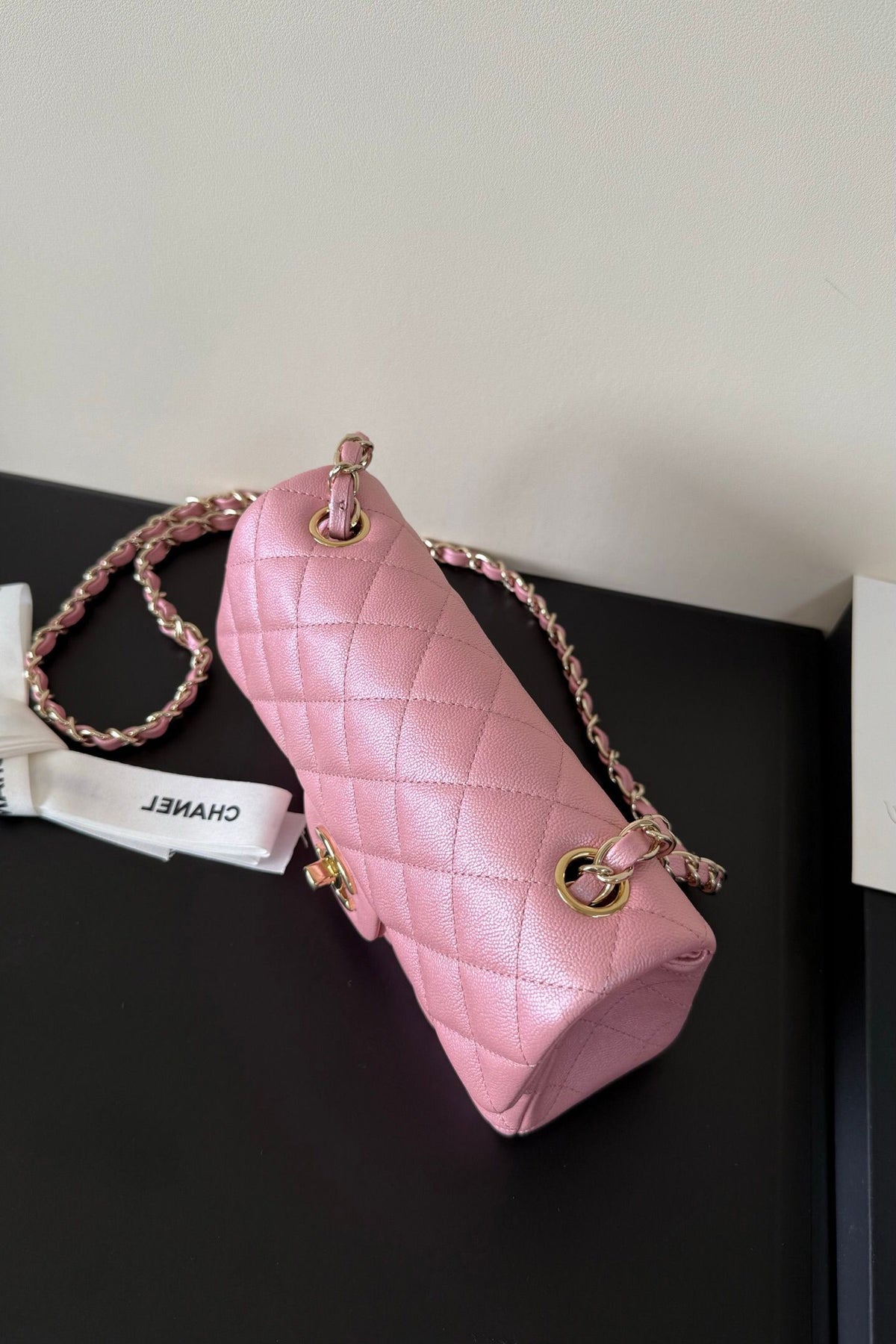 CF1116 new product fine ball pearlescent cowhide caviar (ball pattern) brand new upgraded version of the top original single item. Original leather imported from France. The fullness of the rhombus. The shape of the whole bag is particularly perfect in