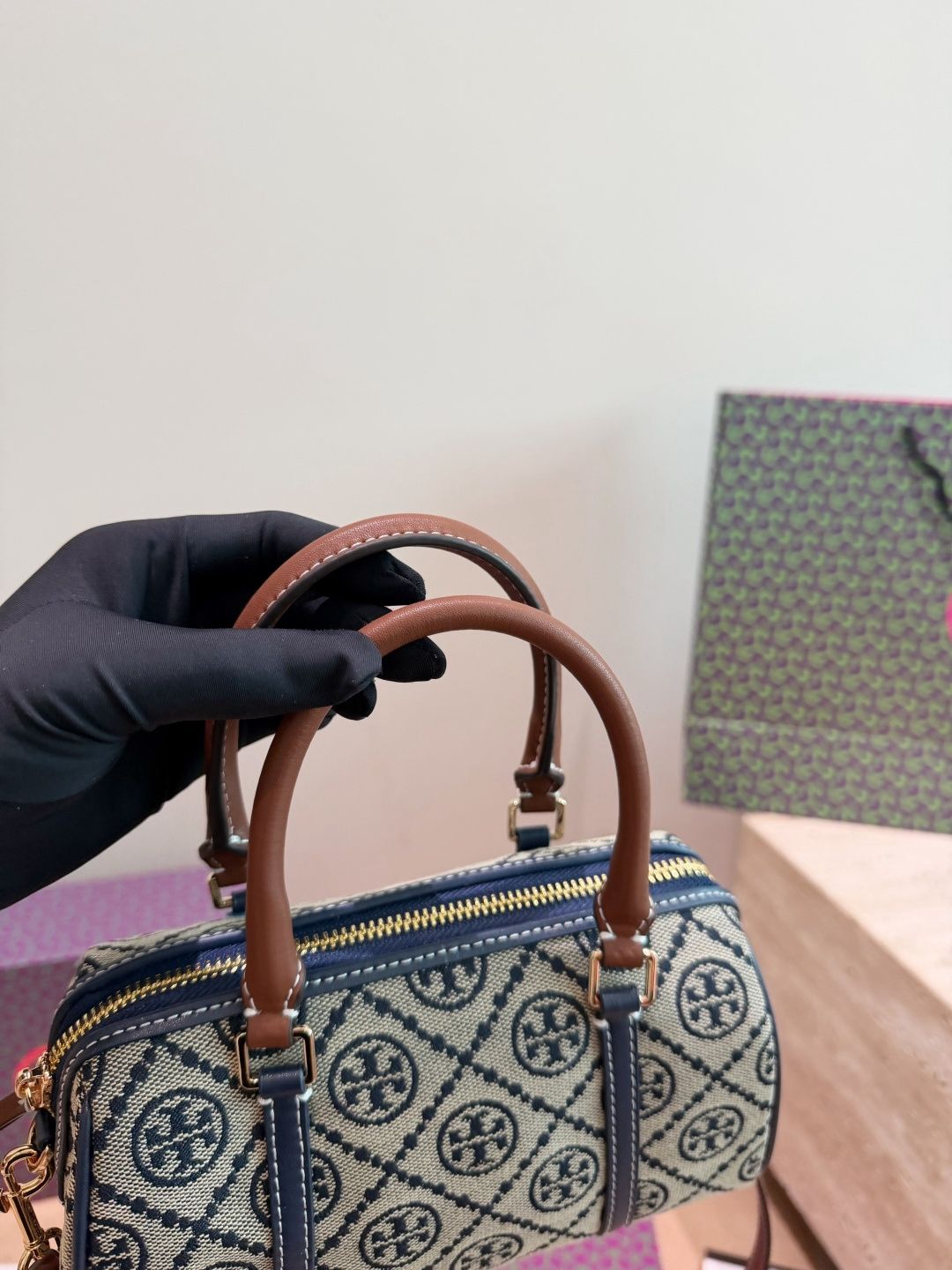 Folding gift box Tory Burch Tory Burch Tb, everyone's long-awaited Boston has finally arrived. It feels more like a small bowling bag and is also one of the hottest bag types this year. Compared with the old version, the contrasting color design is more