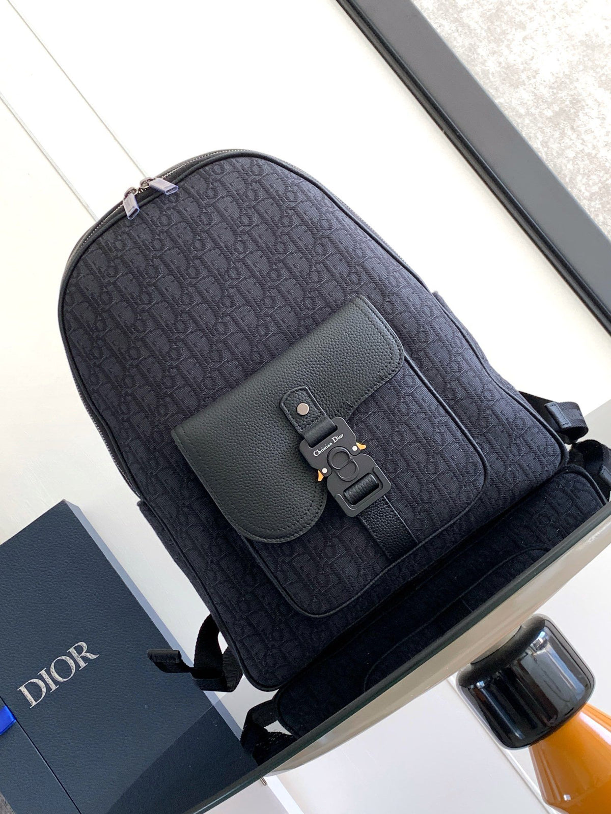 This saddle zippered shoulder bag is a new product in the 2024 winter series. It adopts a fashionable original design to highlight the saddle style. It is carefully made of black Oblique printed fabric and decorated with tonal grained cow leather details