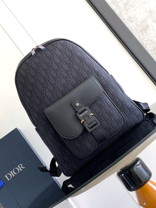 This saddle zippered shoulder bag is a new product in the 2024 winter series. It adopts a fashionable original design to highlight the saddle style. It is carefully made of black Oblique printed fabric and decorated with tonal grained cow leather details