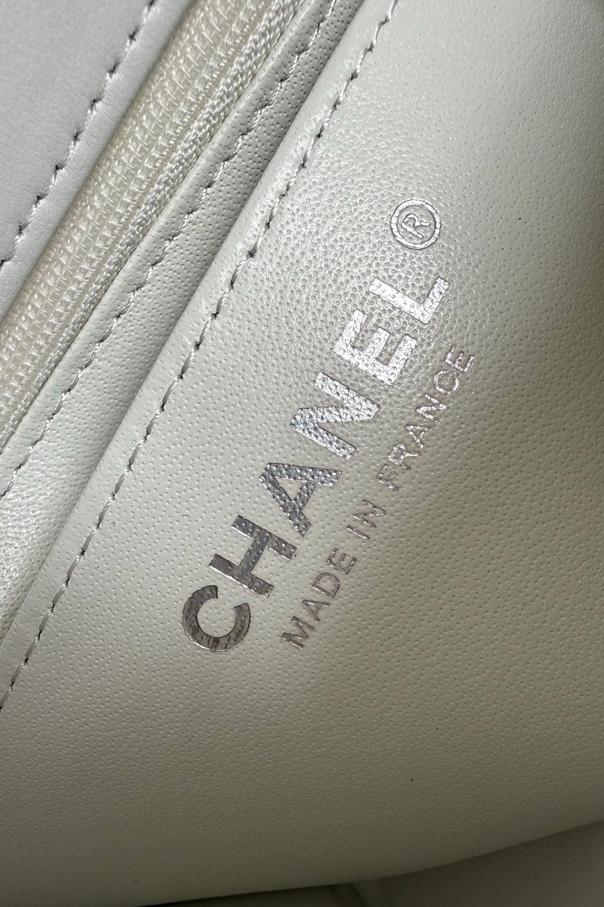 White silver buckle Classic Flap classic Cf square fat return is exquisite and durable, a timeless style that can be matched with anything