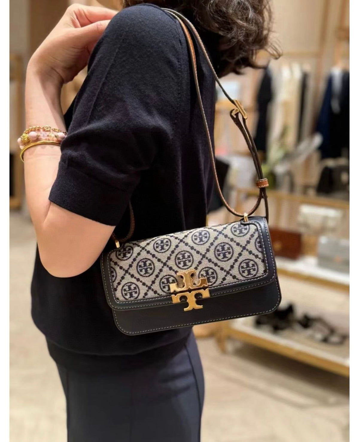 Eleanor's hot blue presbyopia bag has a beautiful and versatile color