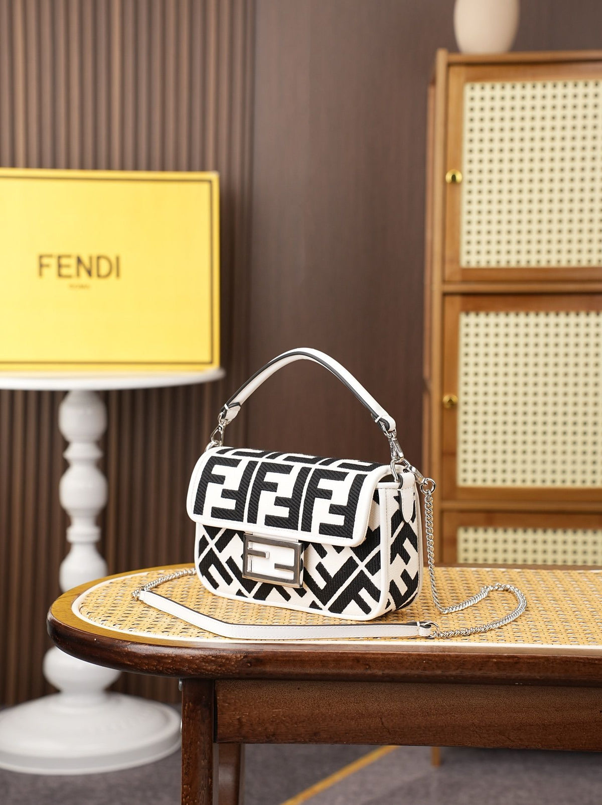 Model 6004, small size 20cm, FENDI's popular classic Baguette, crafted from high-quality canvas with advanced techniques. The entire bag features double FF three-dimensional embroidery, boasting an unparalleled texture. It comes with a detachable shoulder