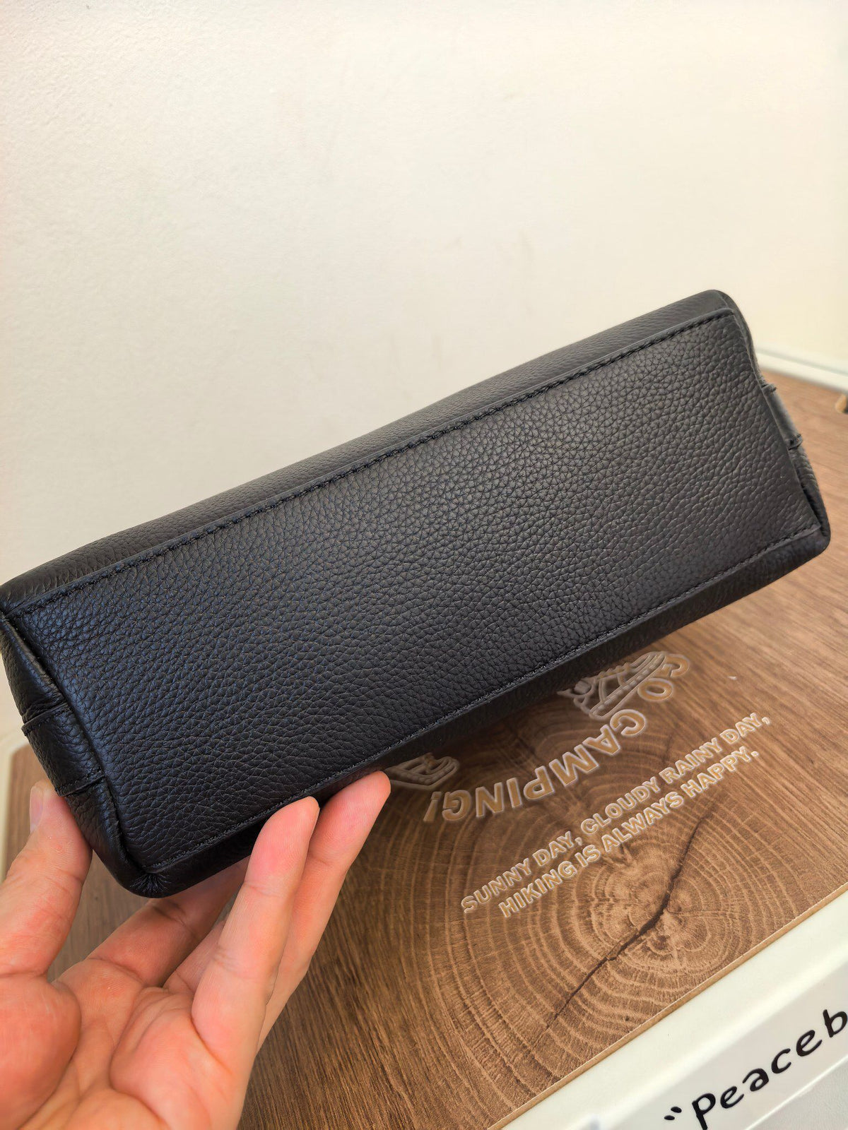 The new black TORY BURCH MELLOW SHOULDER BAG lunch box bag combines relaxation and practicality, making it a perfect match for spring and summer wear. The drop patterned cowhide feels like clouds, comfortable and lightweight, and won't press on the should