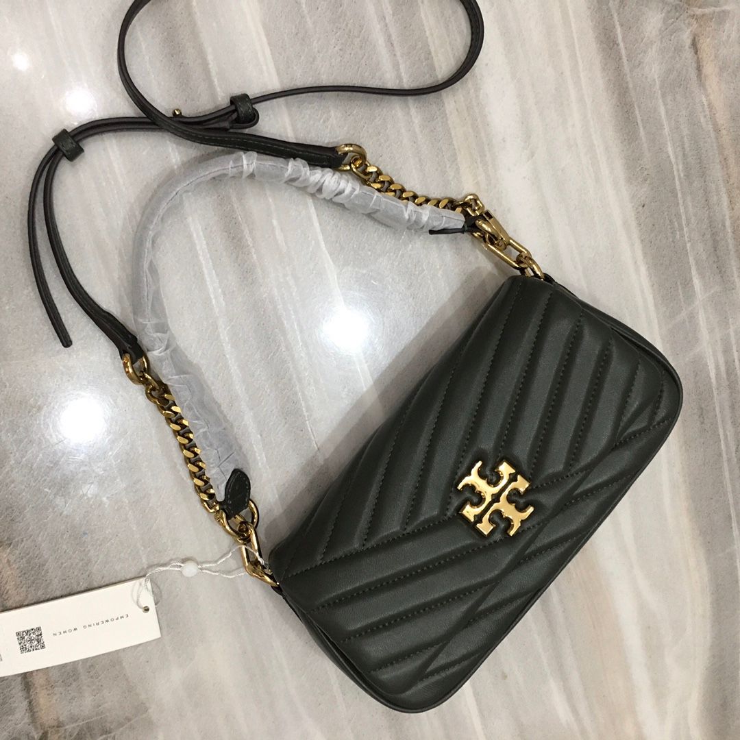 TB Toribochi's new Kira armpit bag, new Kira shoulder bag, lightweight and suitable for being clipped under the armpit. Selected herringbone pattern quilted lambskin is made with tea gold metal accessories, iconic sloping double T logo and detachable