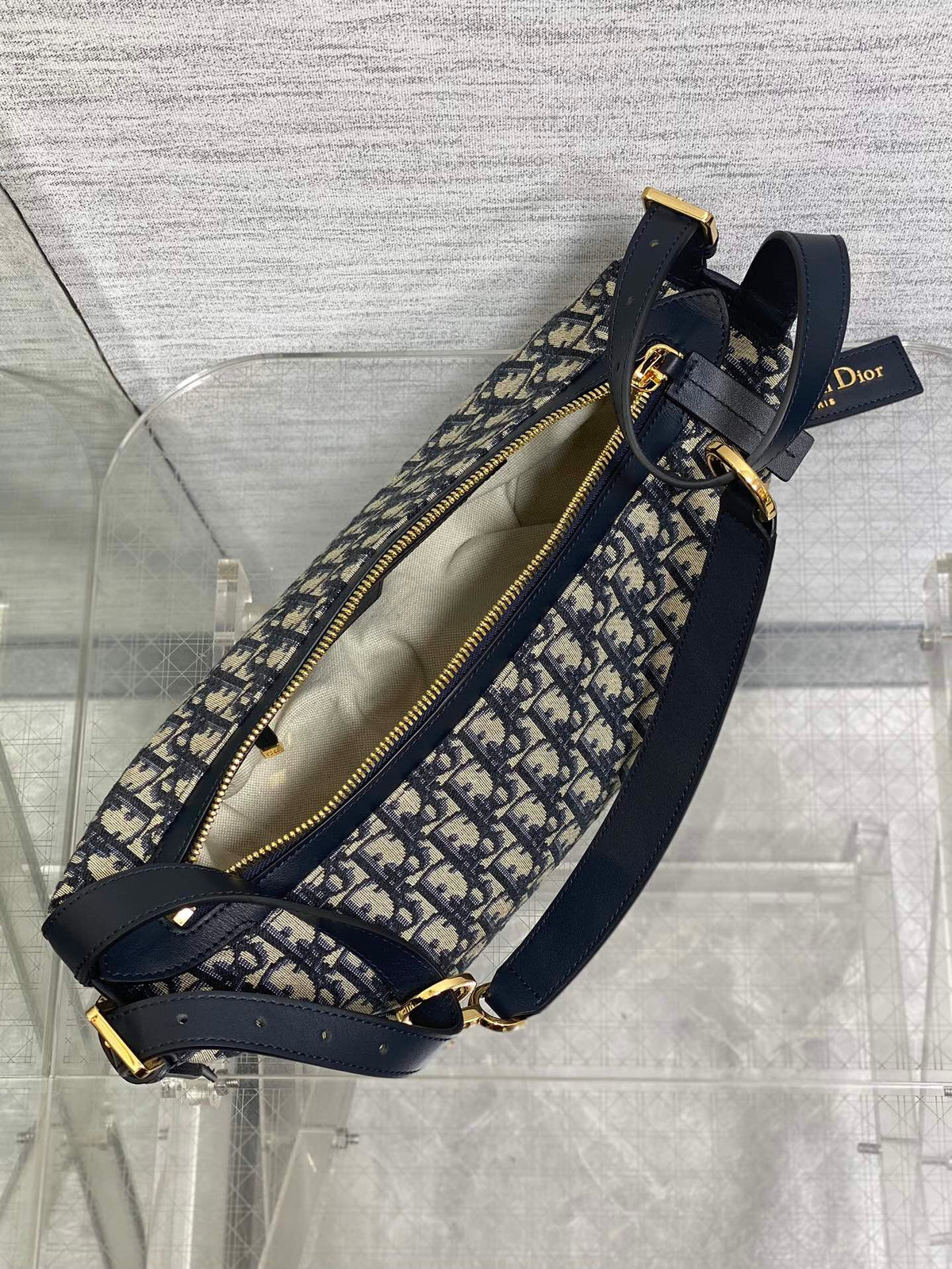 Small size in stock Journey series small blue cloth is popular at the beginning of the year. It hits the center of the bag directly. The hobo bag has a loose feeling. The shape of the bag is soft and casual. Classic presbyopia fabric with golden letter