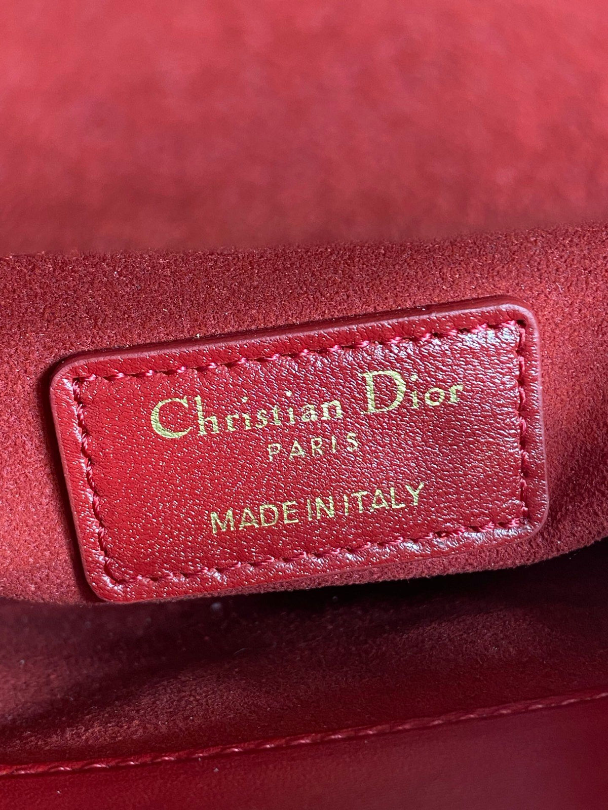 Cherry red in stock Classic Lady's latest bow-tie Princess Diana bag. A must-have three-compartment bag for everyone. Charming, elegant and full of aura. It is also full of femininity when carried cross-body. Classic fashion style. This beautiful bag is