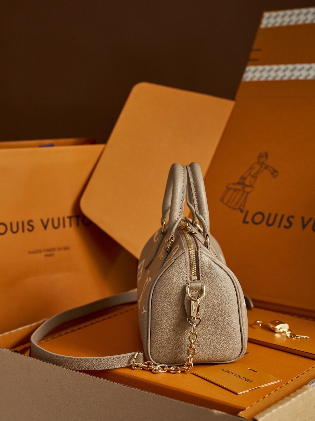 This handbag, M46575, is an exclusive online launch. It is crafted according to the Z-grade customization process in France. It features a dynamic chip code change, original factory-specific fabric, and original factory-specific 316F stainless steel hardw