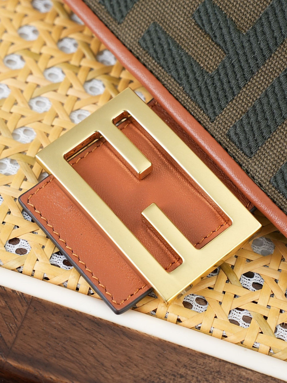 Model 18004, size 266.5 x 13.5 cm, top-grade original FENDI, popular classic Baguette. The raw material is made of high-quality canvas craftsmanship. The entire bag features double FF three-dimensional embroidery, with an unparalleled texture. It comes