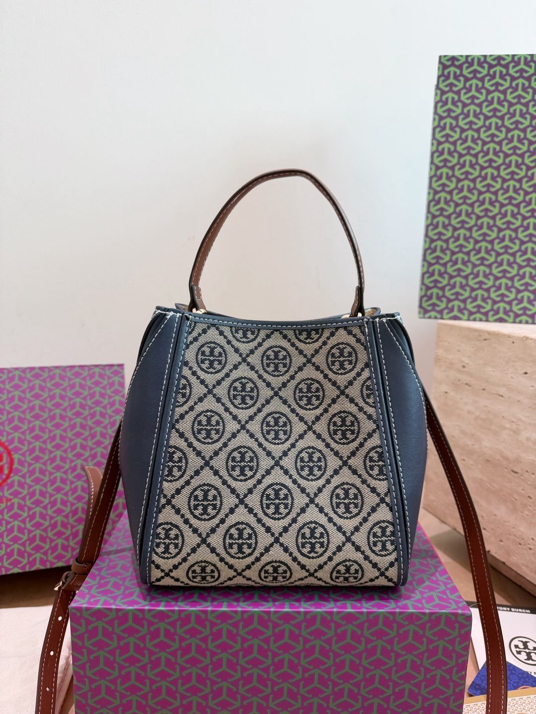 Comes with TORYBURCH TB Bucket Bag Gift Box