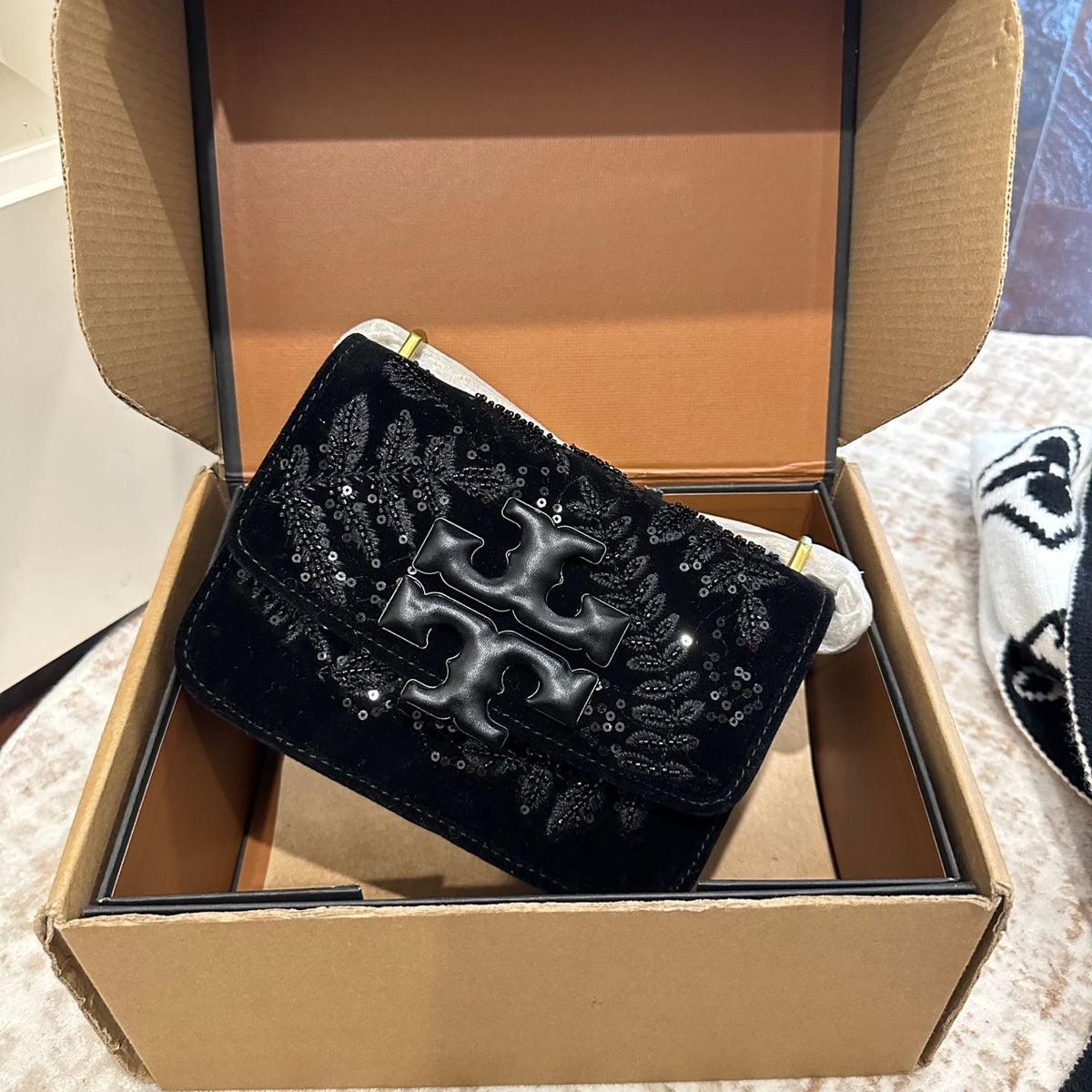 /360.00 Folding Gift Box Packaging Size 18cm/23cm