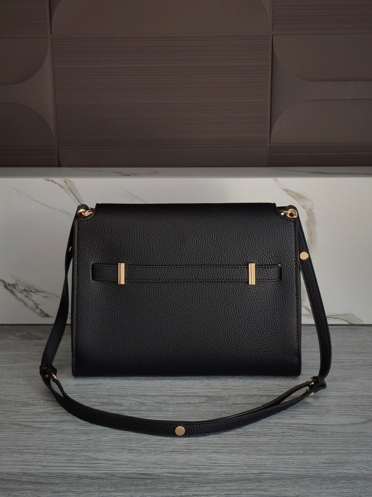 The new 240 Tory Burch Radziwill series medium-sized shoulder bag is made of lychee patterned cowhide leather, which is delicate and durable, and becomes more shiny with use. The bag shape is simple and atmospheric, inspired by the Kelly bag