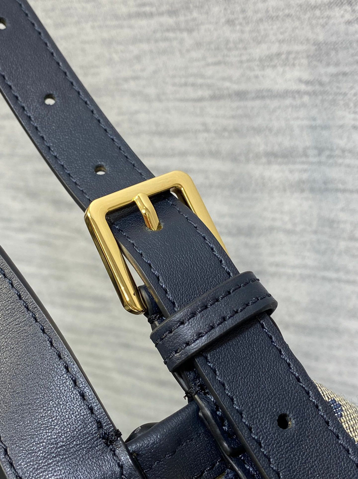 Small size in stock Journey series small blue cloth is popular at the beginning of the year. It hits the center of the bag directly. The hobo bag has a loose feeling. The shape of the bag is soft and casual. Classic presbyopia fabric with golden letter