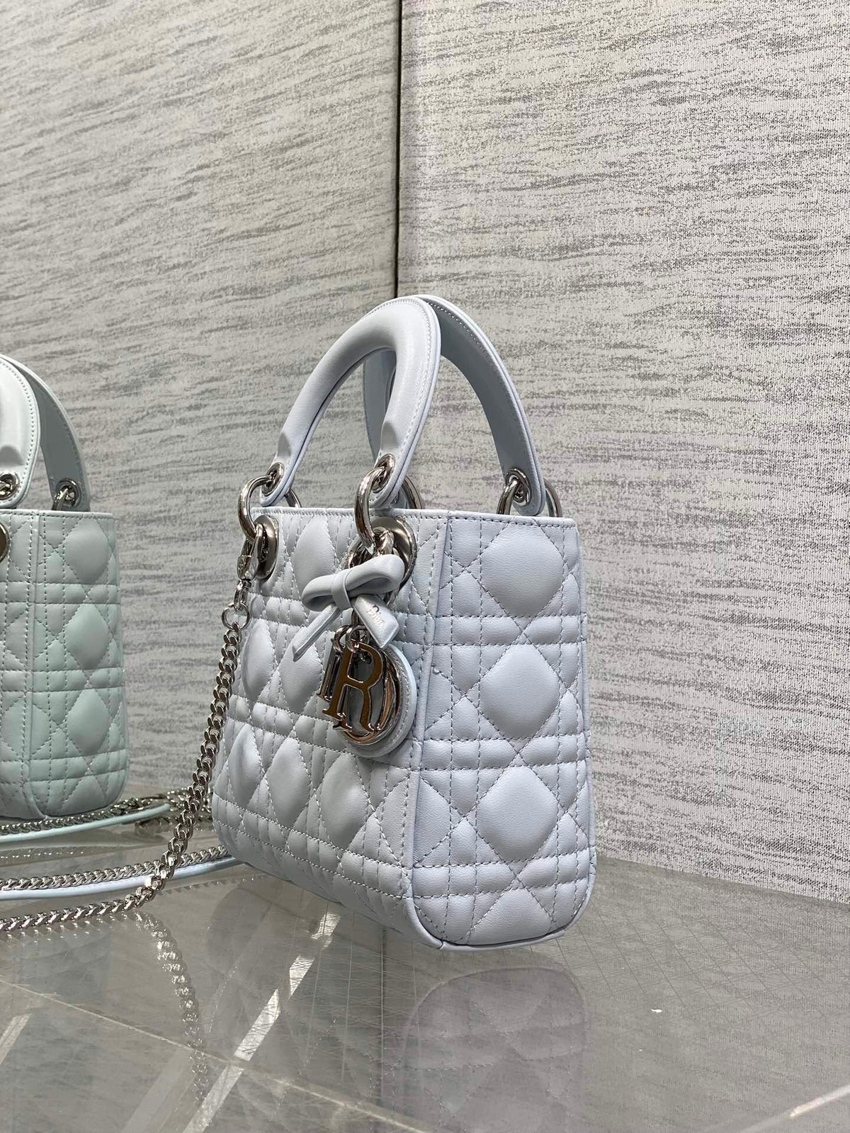 Glacier blue ready-made Classic Lady three-compartment bow bag. A must-have three-compartment small bag for everyone. Charming, elegant and full of aura. It is also full of femininity when carried cross-body. Classic fashion style. This beautiful bag is