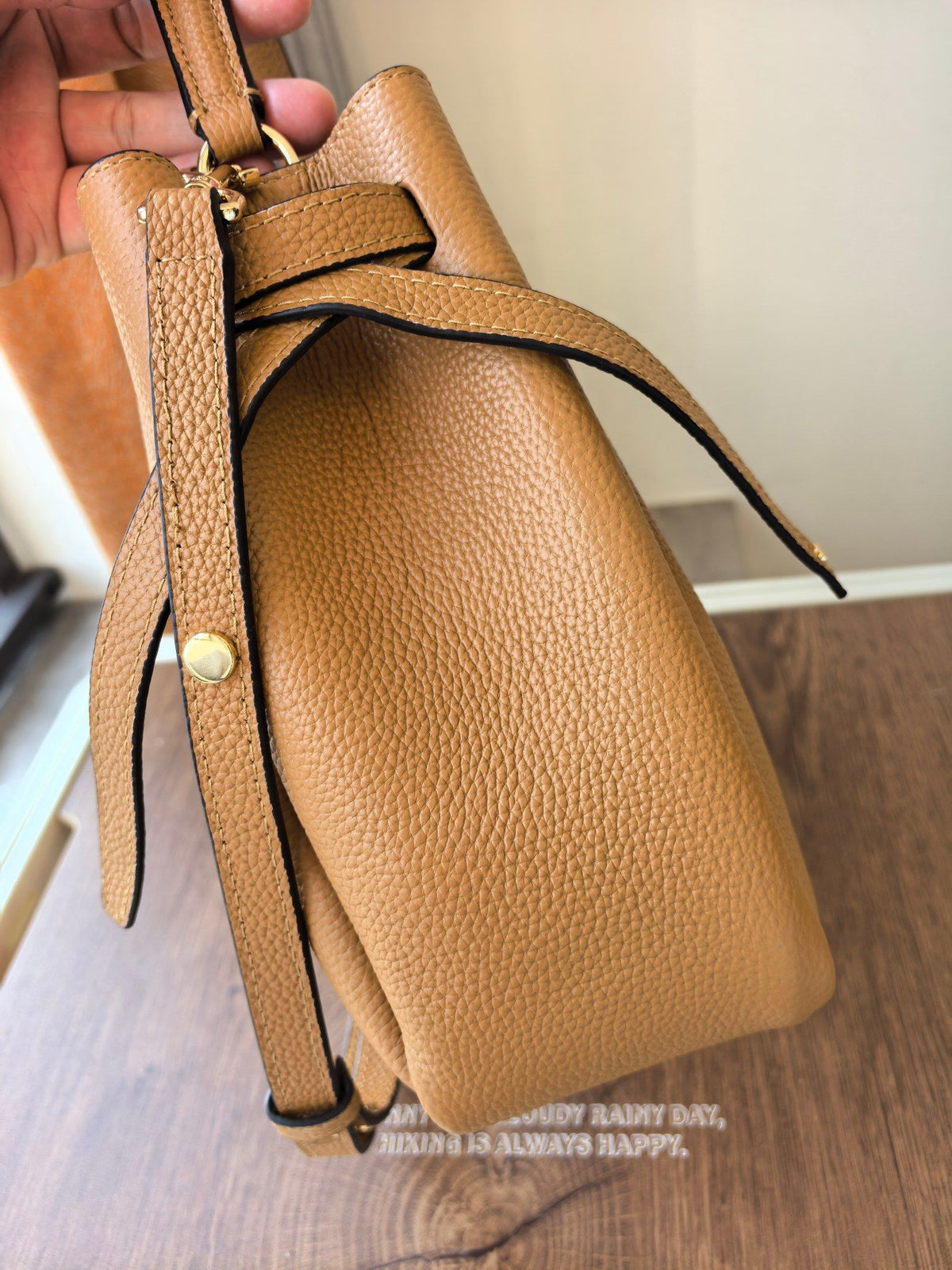 Toryburch's brand new drawstring shopping tote bag with serial number 923 ROMY is a portable crossbody bucket bag made of delicate and thick cowhide material with a soft waist contour. It is the ultimate daily handbag with light weight and spacious interi
