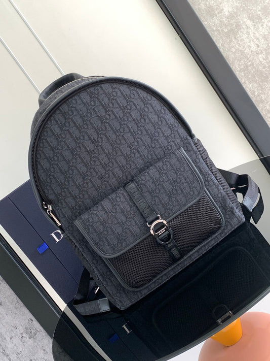 This Dior 8 backpack is a new addition to the Spring 2024 collection. The stylish and modern design adds a touch of elegance. Crafted with black Oblique print. Features a spacious main compartment that can store a variety of daily necessities. It has a