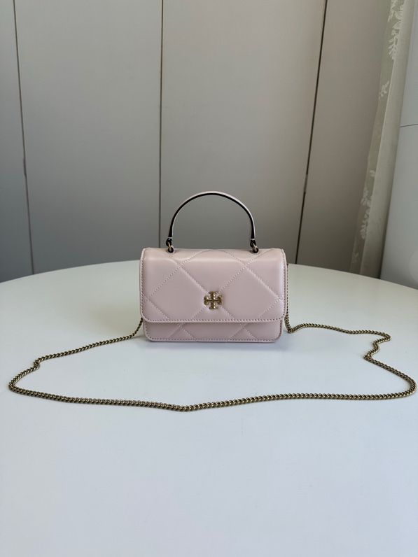 Black Kira diamond patterned mini handheld chain with coin clip layer, leather longitudinal extension, diamond patterned fluffiness like clouds, outlining diverse contours, combined with inclined double T logo decoration and dense inlay technology, making