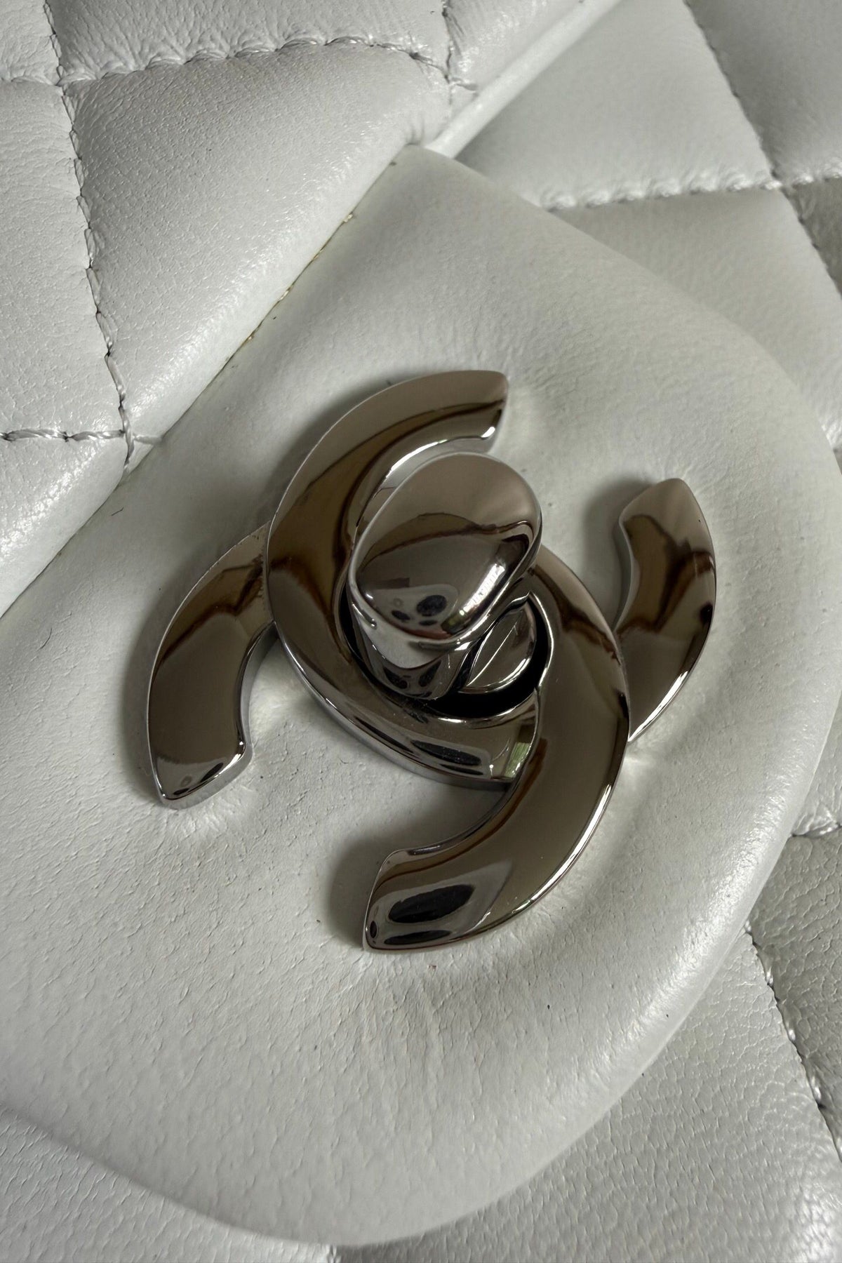 White silver buckle Classic Flap classic Cf square fat return is exquisite and durable, a timeless style that can be matched with anything