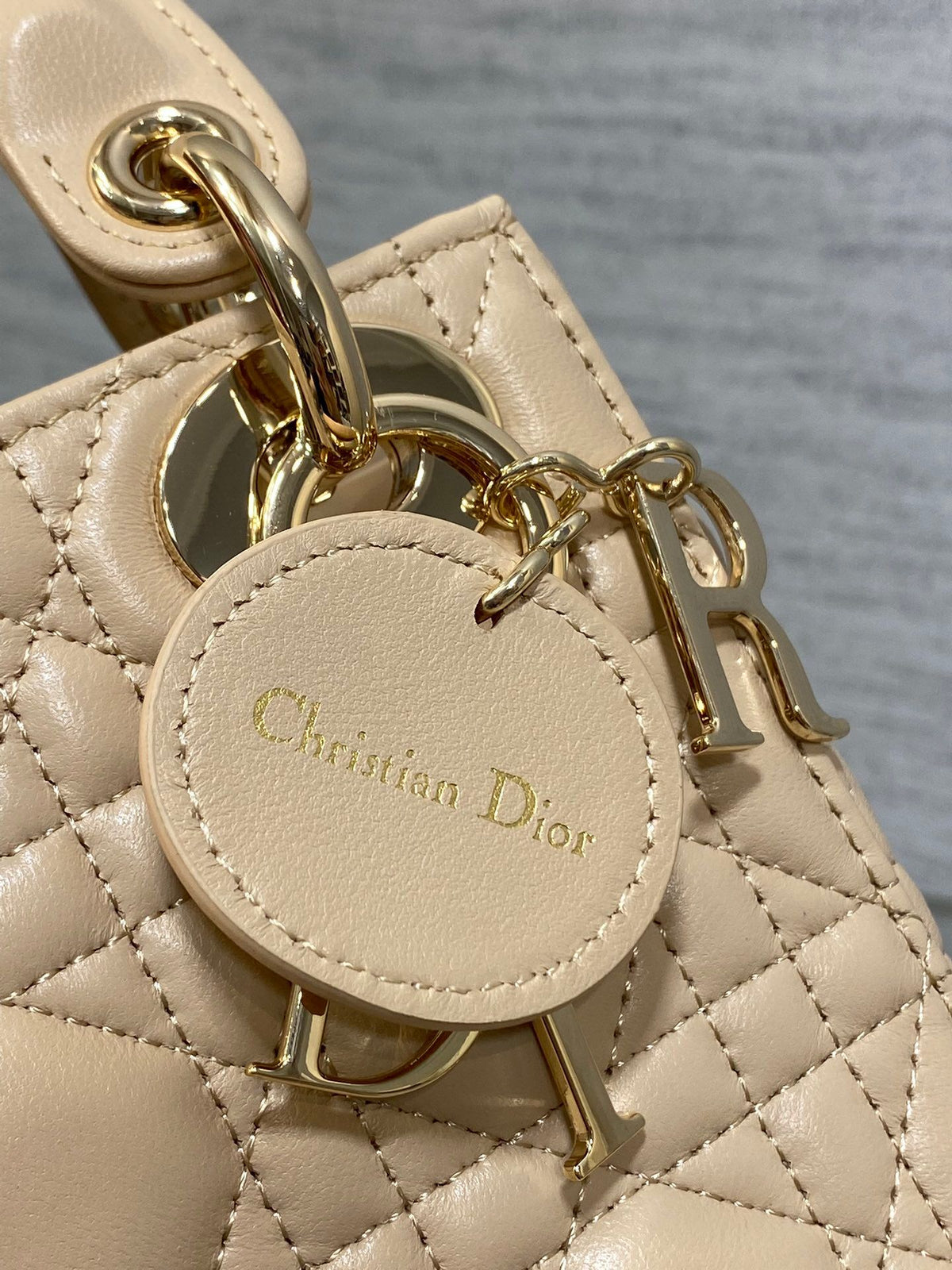 Ready in stock Classic Lady Bag, a must-have three-compartment bag for everyone. Charming, elegant and full of aura. It is also full of femininity when carried cross-body. Classic fashion style. This beautiful bag is available on Instagram and many fashio
