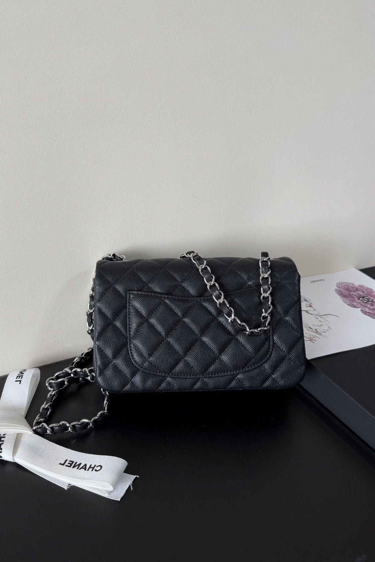 CF upgraded version of 116 Caviar "Classic Flap" classic flap bag. Customized calfskin from imported channels with fine ball grain. First-class calfskin caviar with both graininess, gloss and softness. Classic rhombus design and leather-pierced metal