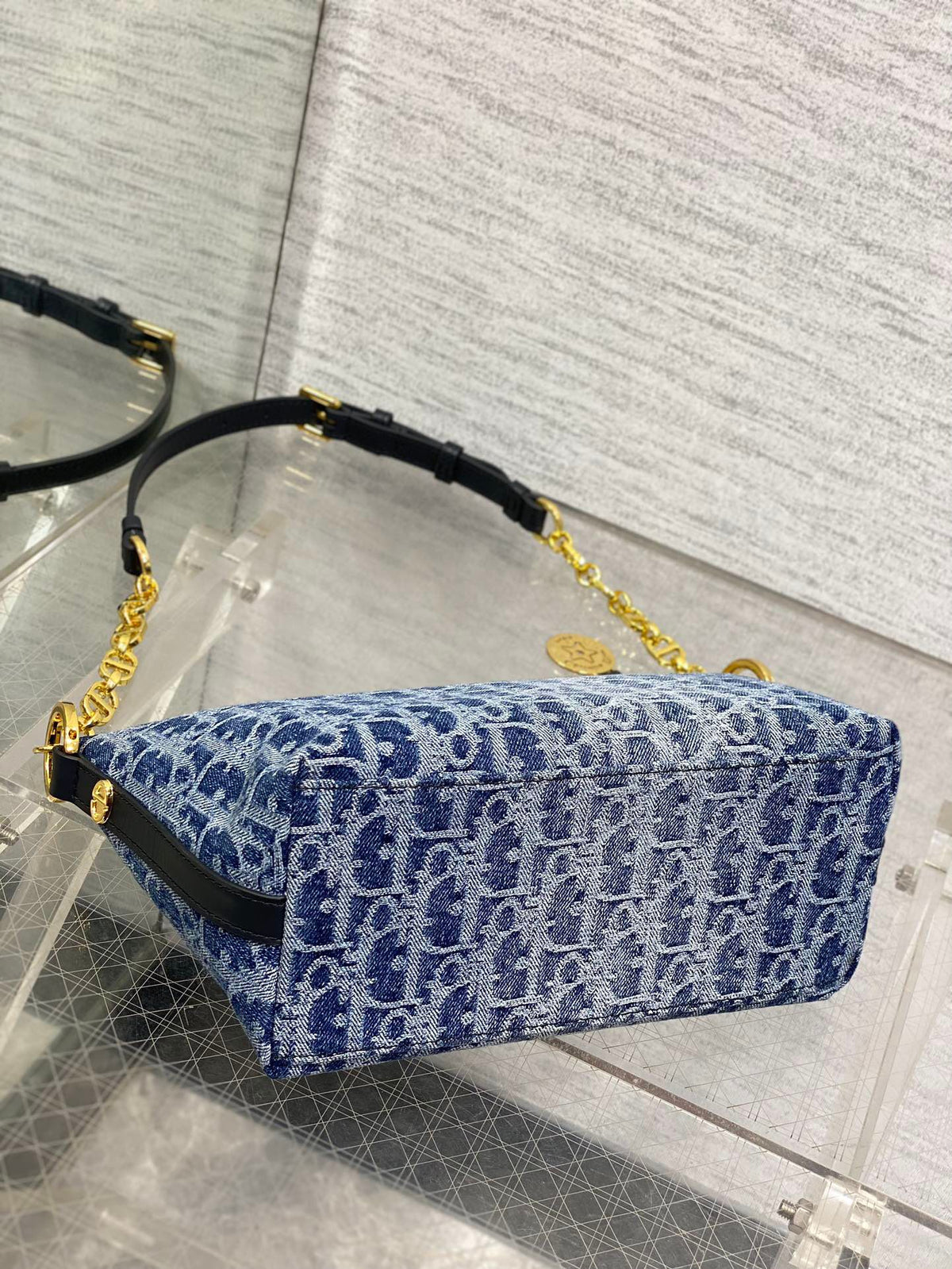 The Hobostar denim series has been planted on this bag. It reinterprets the classic letter pattern with an irregular stonewash effect, giving the bag a new style. The gradient effect is unique and handsome. The fashionable charm shown by the denim print