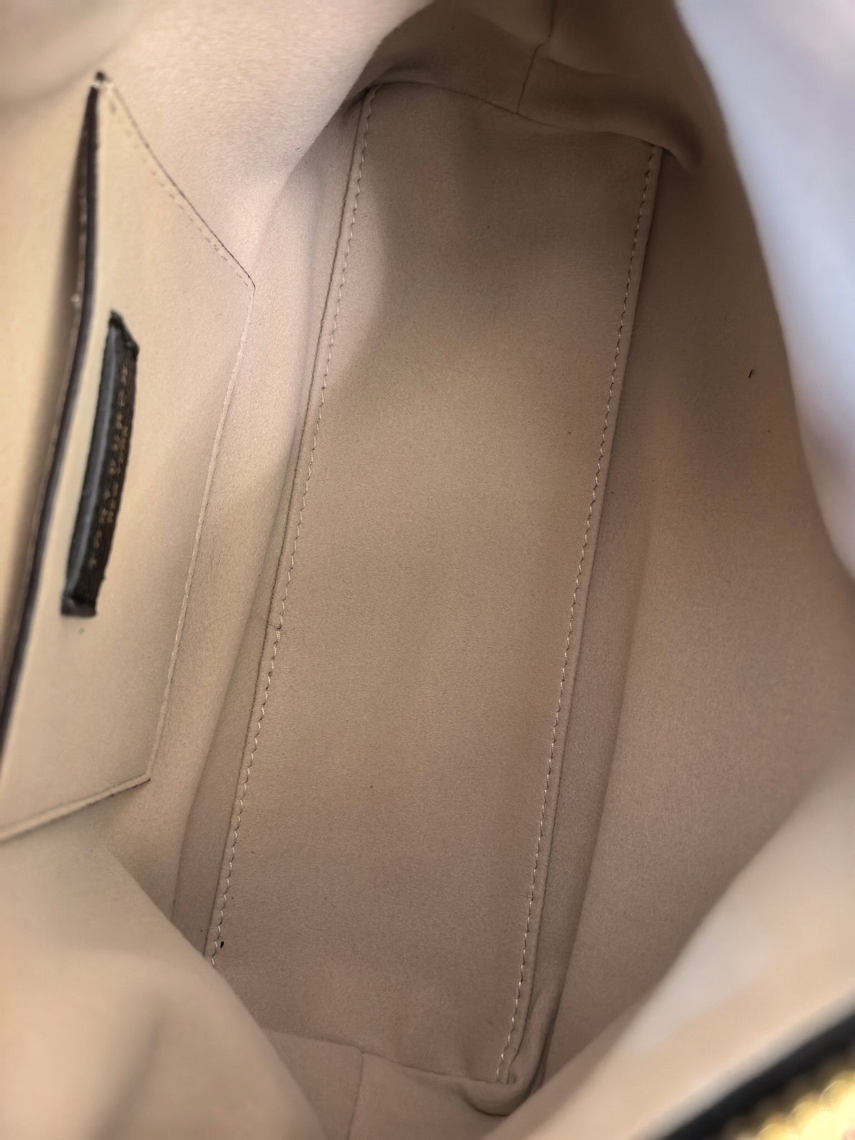 The new black TORY BURCH MELLOW SHOULDER BAG lunch box bag combines relaxation and practicality, making it a perfect match for spring and summer wear. The drop patterned cowhide feels like clouds, comfortable and lightweight, and won't press on the should