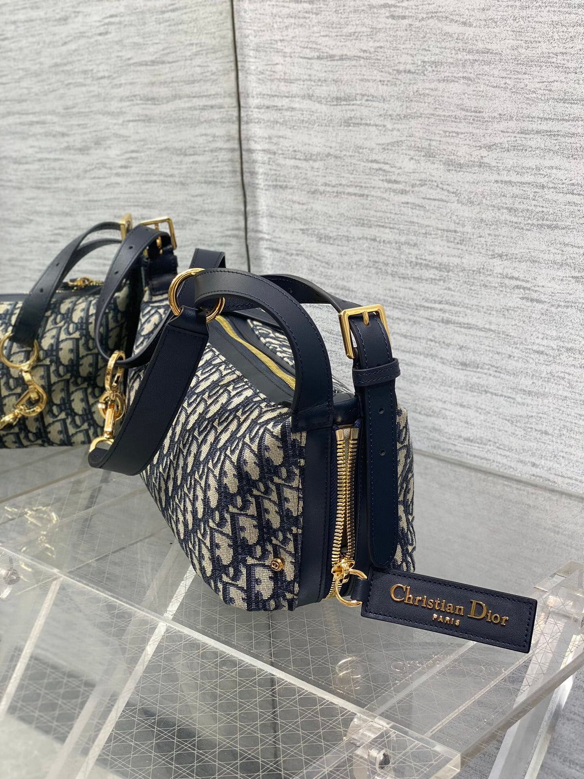 Small size in stock Journey series small blue cloth is popular at the beginning of the year. It hits the center of the bag directly. The hobo bag has a loose feeling. The shape of the bag is soft and casual. Classic presbyopia fabric with golden letter