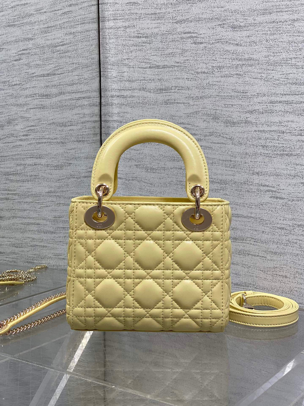 Chick yellow is in stock. Classic Lady's latest bow-tie Princess Diana bag. A must-have three-compartment bag for everyone. Charming, elegant and full of aura. It is also full of femininity when carried cross-body. Classic fashion style. This beautiful
