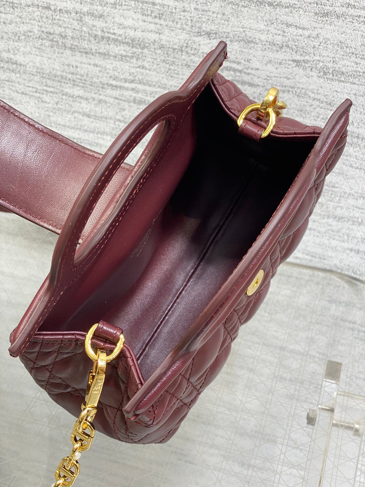 Jolie Top Handle Mini I have no resistance to this kind of exquisite small bag. Carrying a large bag is too tiring. I really like this compact model. It is small, but it can be stuffed with tissues when going out. The best thing is that it can be carried
