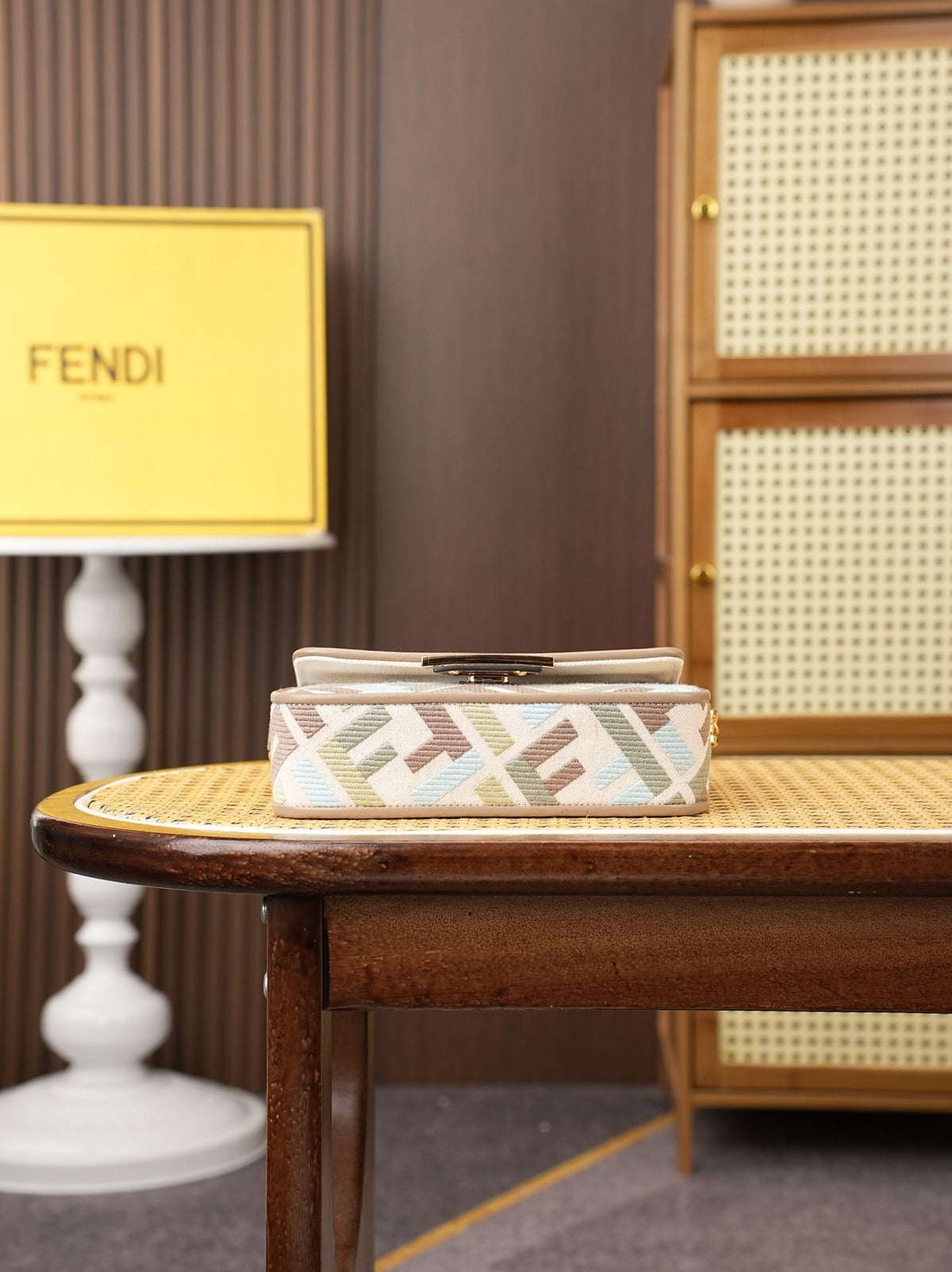 Model 6004, small size 20cm, FENDI's popular classic Baguette, crafted from high-quality canvas with advanced techniques. The entire bag features double FF three-dimensional embroidery, boasting an unparalleled texture. It comes with a detachable shoulder
