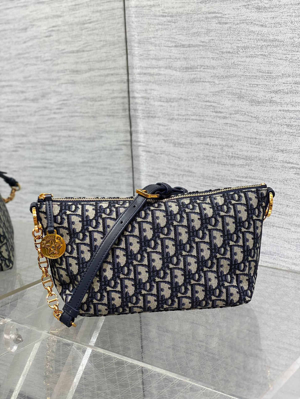 Ready stock Hobo star chain handbag series, upgraded version of the lunch box bag, practical design, equipped with an adjustable long shoulder strap, which greatly improves the practicality. The silhouette is soft and ultra-light for personal use. The