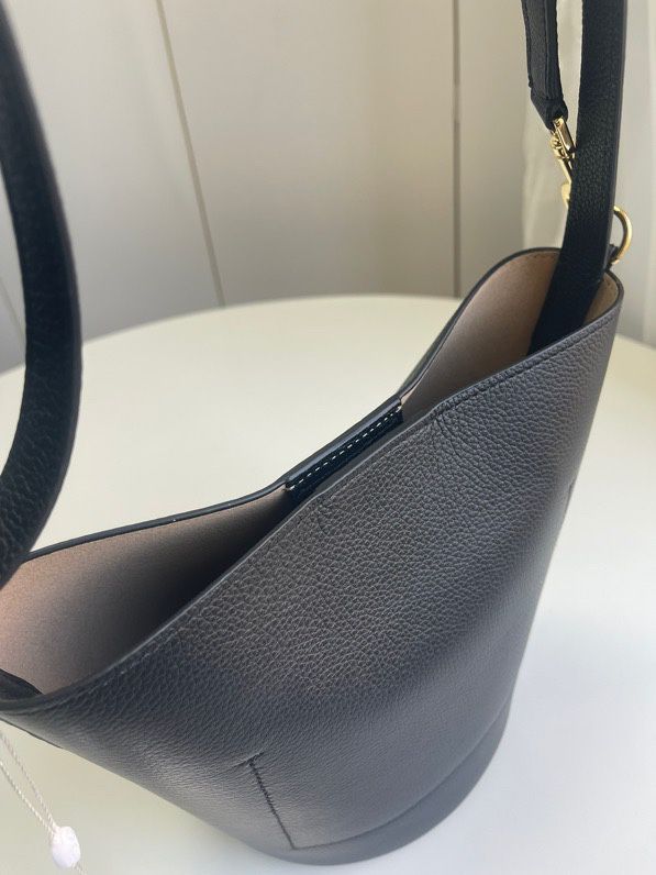 The capacity of the new TORY BURCH MCGRAW bucket bag in the small size is also very suitable for easy carrying. Small items can be buttoned up and have a different design. The drop pattern cowhide small size is suitable for small girls or girls who want
