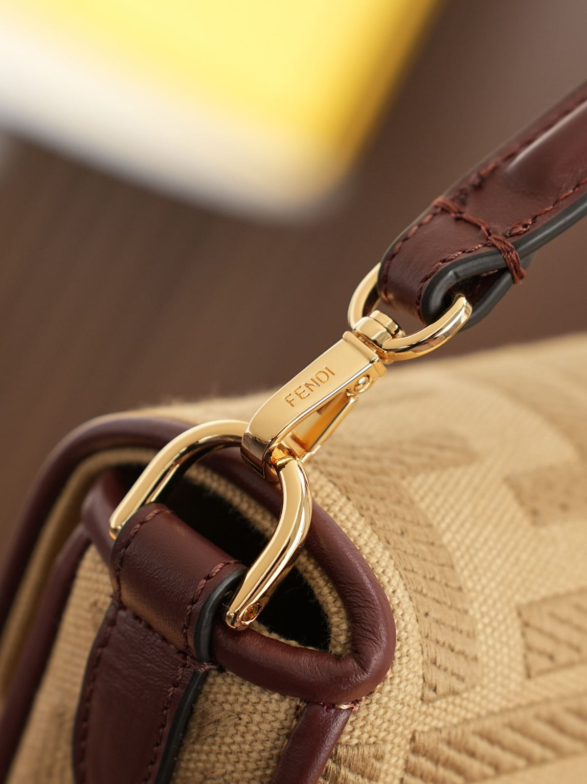 Model 6004, small size 20cm, FENDI's popular classic Baguette, crafted from high-quality canvas with advanced techniques. The entire bag features double FF three-dimensional embroidery, boasting an unparalleled texture. It comes with a detachable shoulder