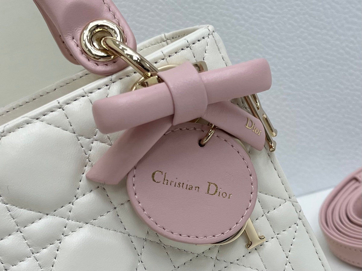 White and soft pink are in stock. Classic Lady's latest bow-tie Princess Diana bag. A must-have three-compartment bag for everyone. Charming, elegant and full of aura. It is also full of femininity when carried cross-body. Classic fashion style. This