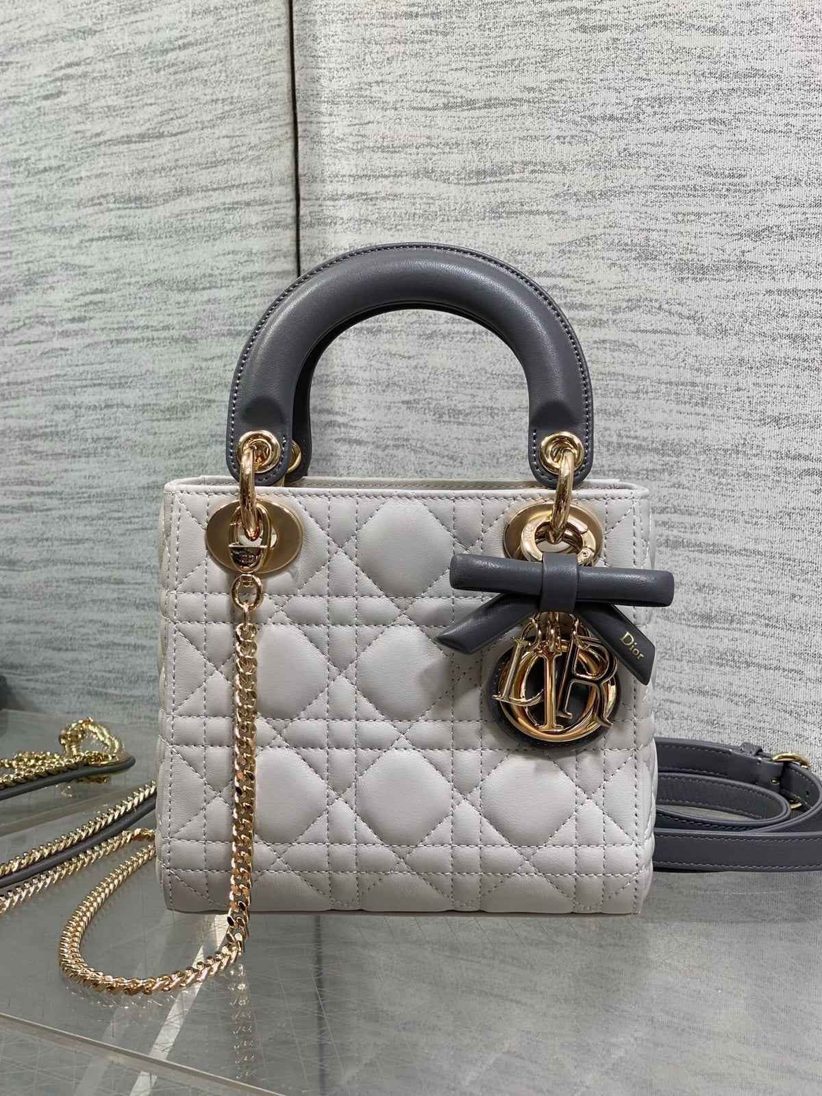 The Lady three-compartment bow bag is a must-have three-compartment bag for everyone. It is charming, elegant and full of aura. It is also full of femininity when carried cross-body. Classic fashion style. This beautiful bag is available on Instagram
